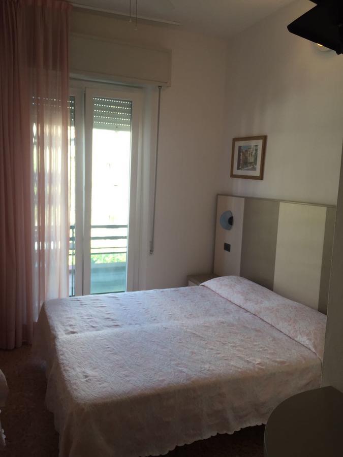 Hotel Barbiani Римини Экстерьер фото
