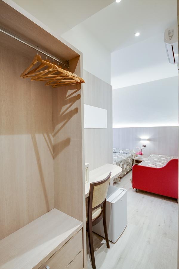 Hotel Barbiani Римини Экстерьер фото